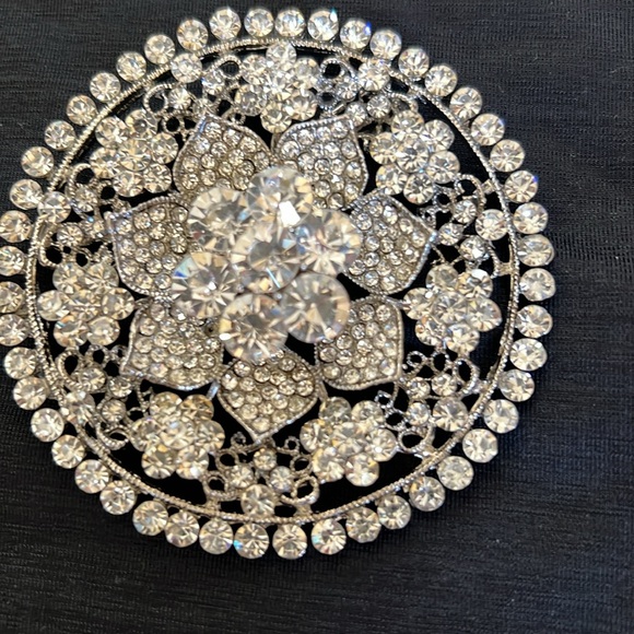 Gorgeous rhinestone brooch in new condition! - Picture 2 of 4